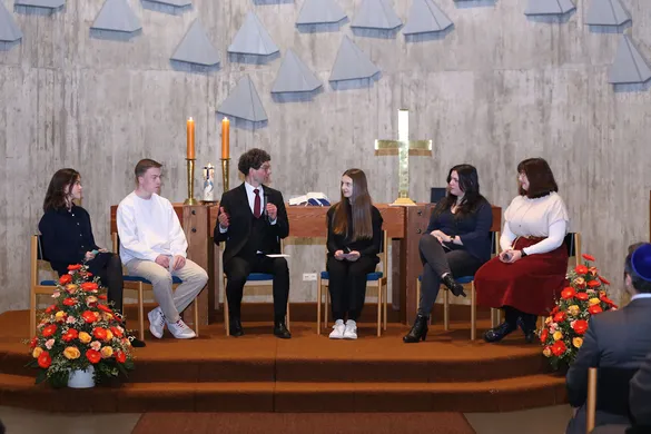 Gesprächsrunde in der Kirche - Pfarrer Moritz Martiny, Konfis und Vertreterinnen von Meet a jew