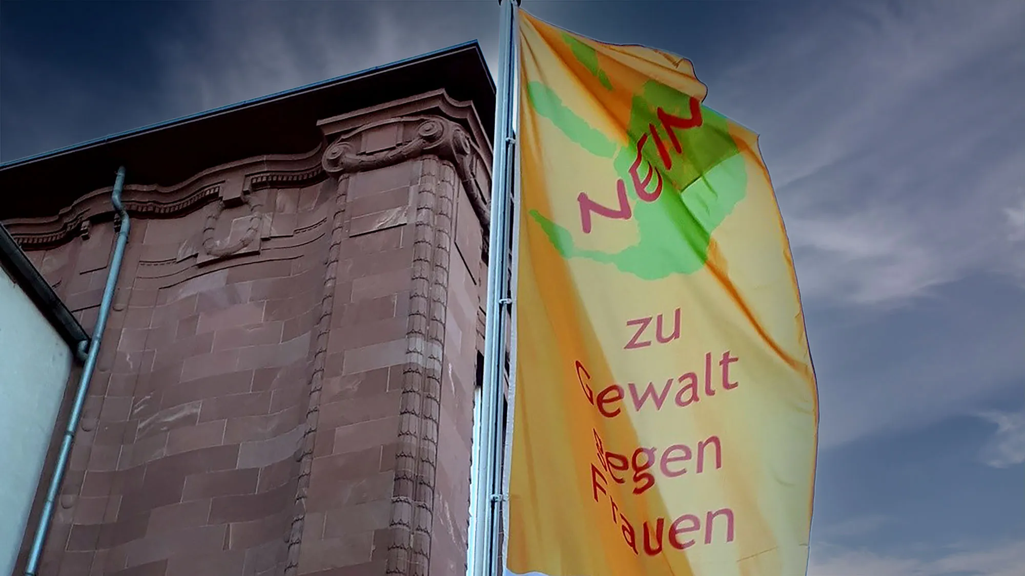 Fahne "Nein zu Gewalt gegen Frauen" vor dem Oberkirchenrat in Karlsruhe