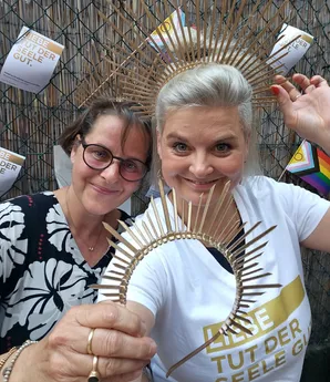 Nina Roller und Valentina Ingmanns bei der Bastelaktion zu Monnem Pride