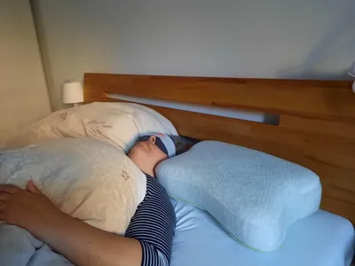 Isabel mit Augenmaske im Bett liegend