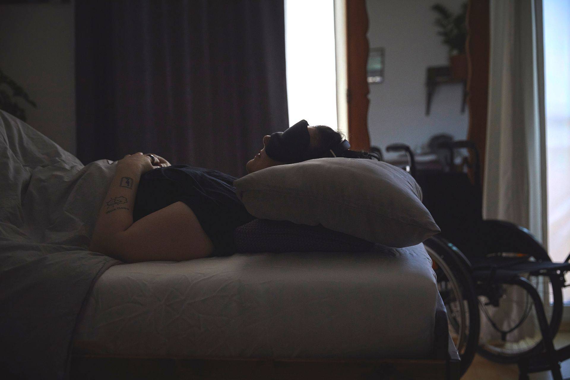 kranke liegt im abgedunkelten Zimmer