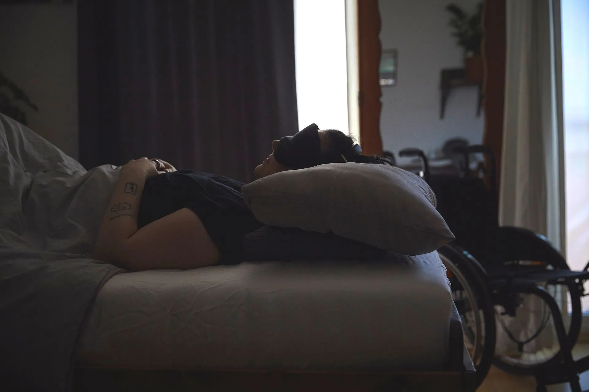 kranke liegt im abgedunkelten Zimmer