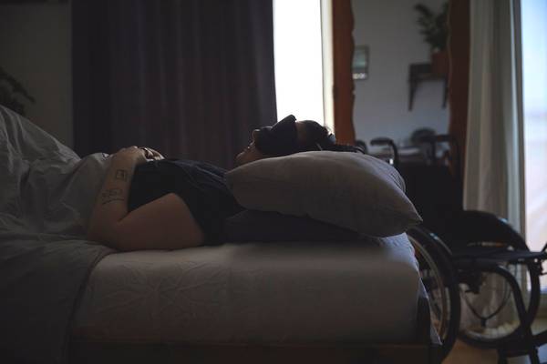 kranke liegt im abgedunkelten Zimmer