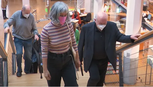 Besucher in der Ausstellung