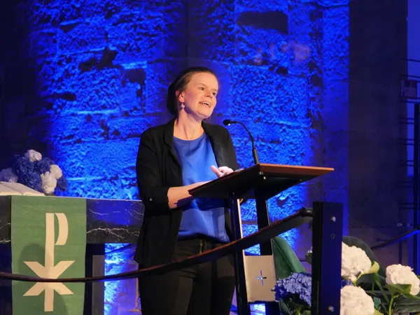 Pfarrerin Claudia Rauch bei der Eröffnung von GAIA