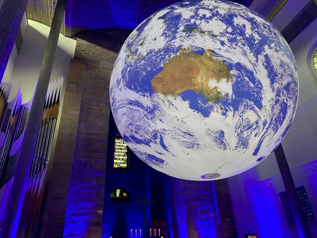 Detailgetreue Erdkugel von Luke Jerram