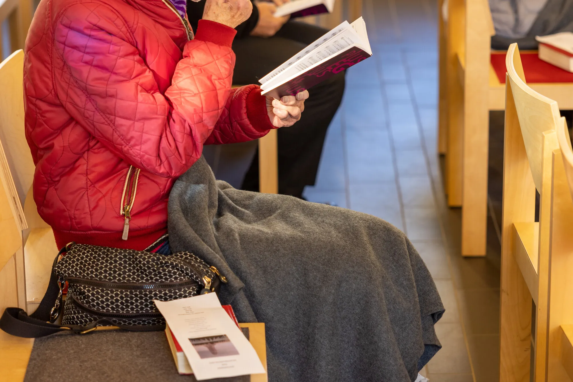 Frau mit Decke in der Kirche