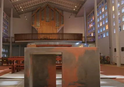 Innenraum St. Pius mit Altar