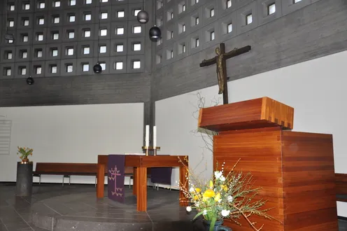 Lukaskirche - Karlsruhe_Blick auf Altar und Kanzel