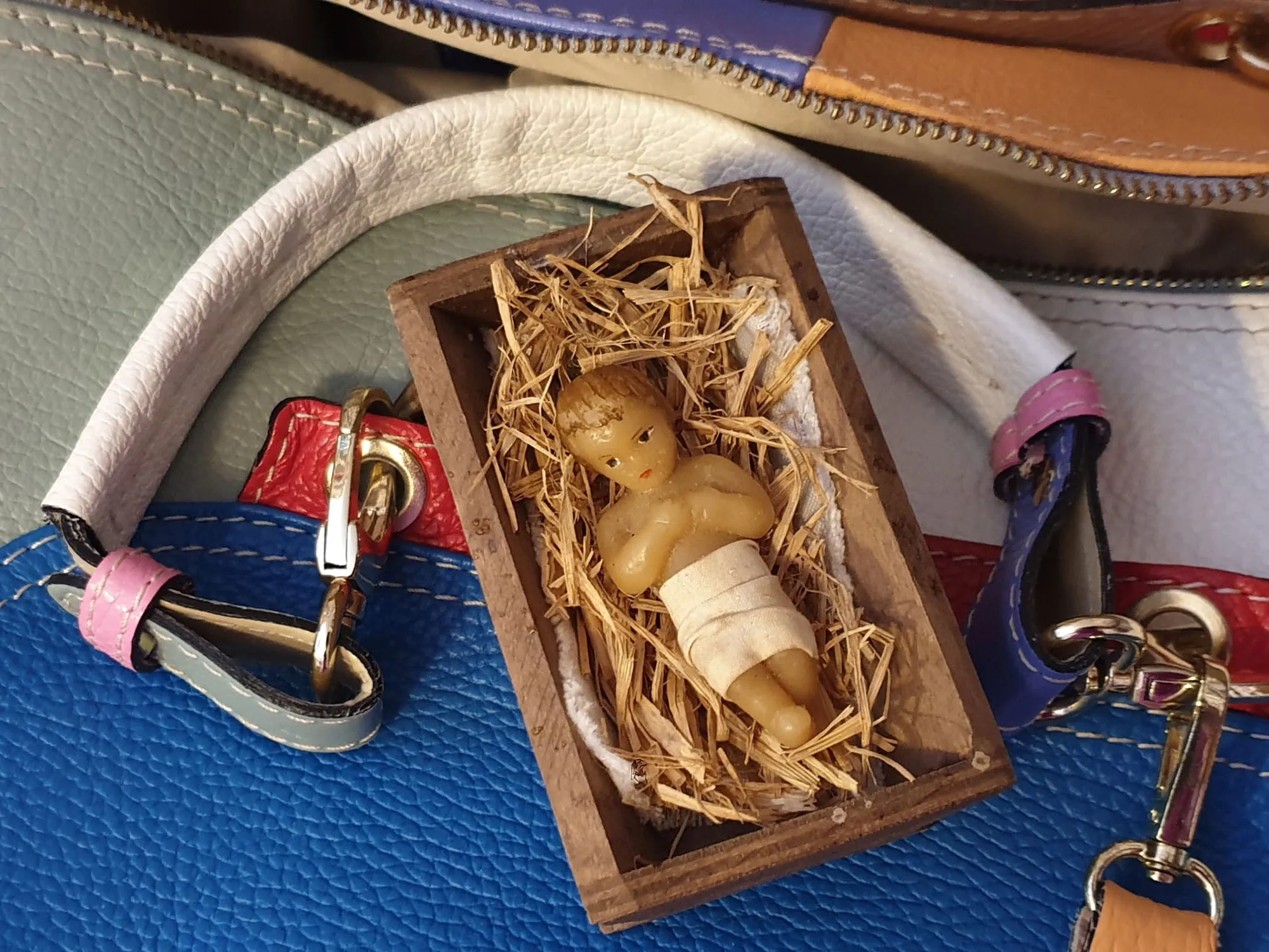 Kleine Krippe mit Jesuskind