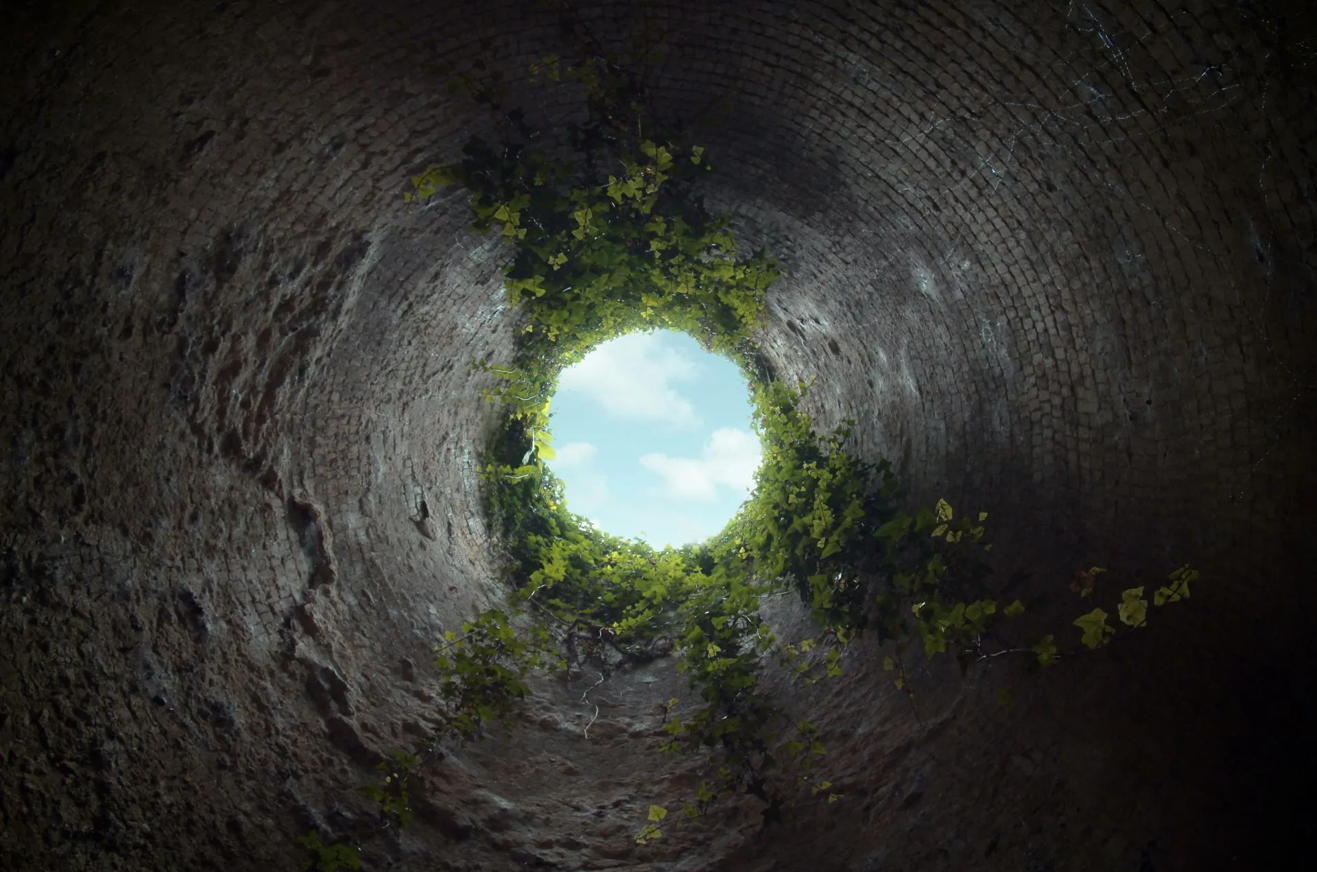 Blick aus Grube in den Himmel