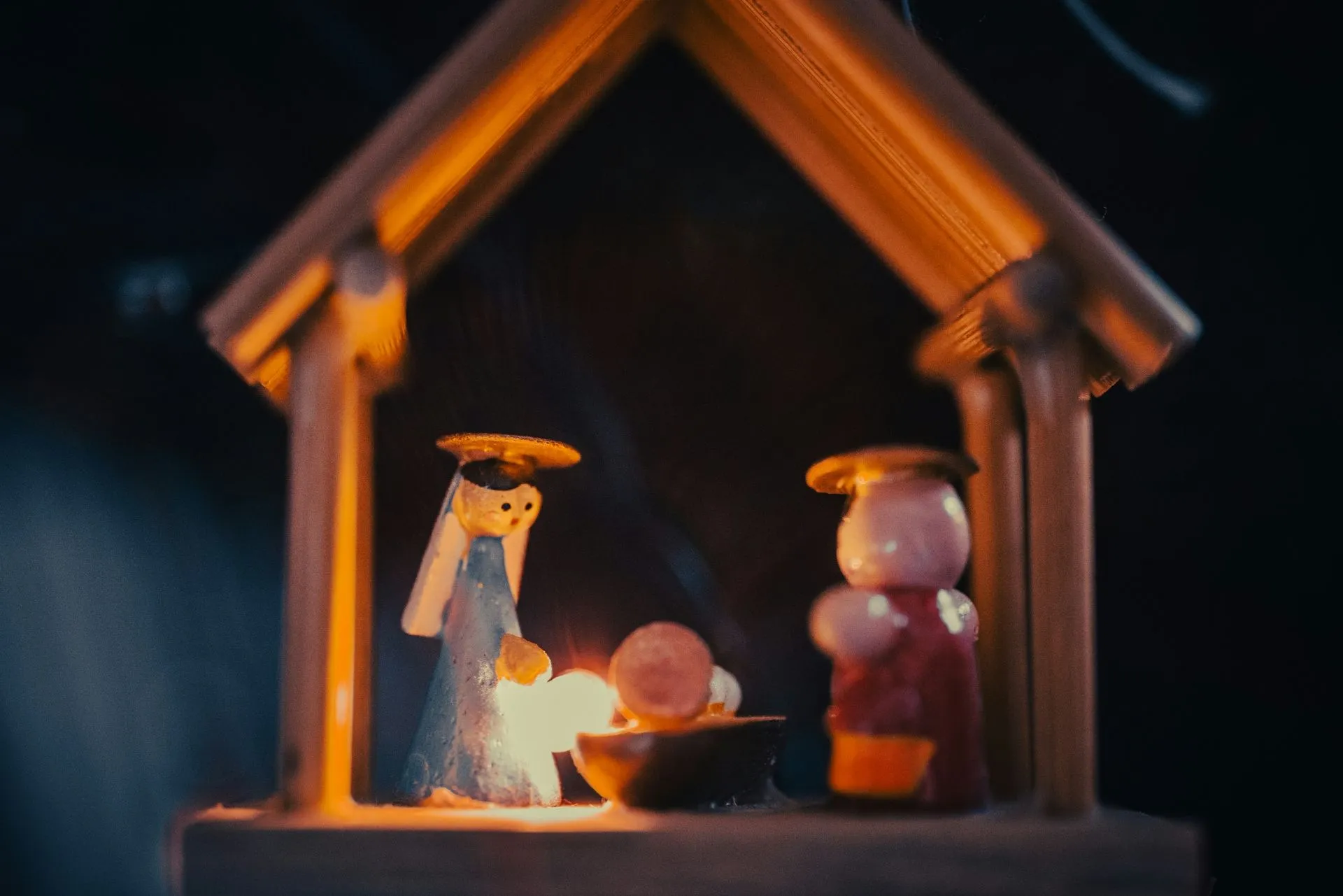 Foto einer kleinen Holzkrippe mit Maria, Josef und Kind