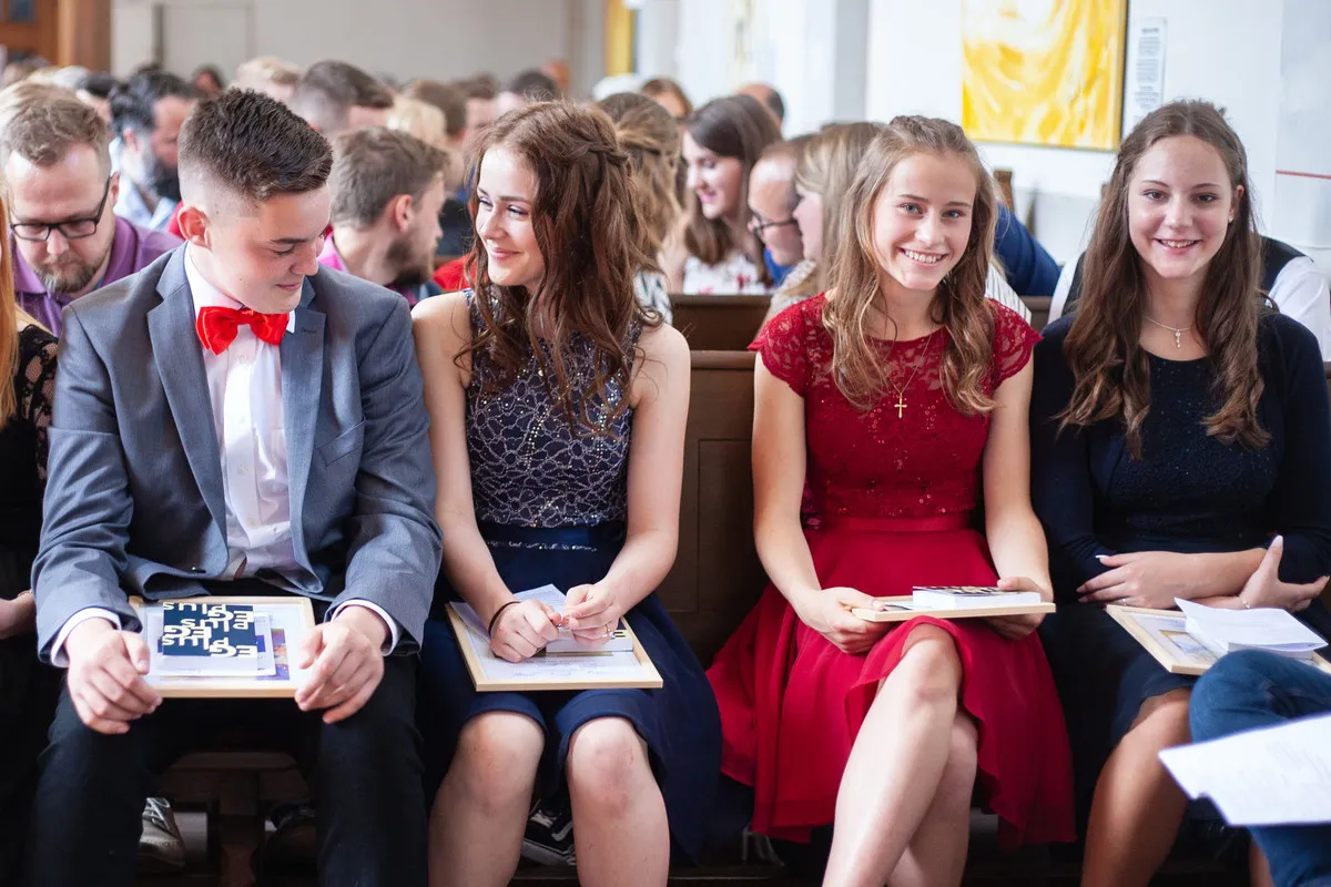 vier junge Menschen beim Konfirmationsgottesdienst