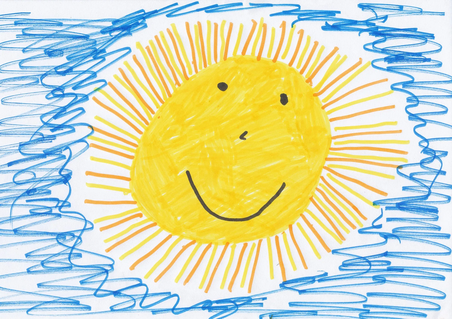 Sonne mit lachendem Gesicht und Strahlen