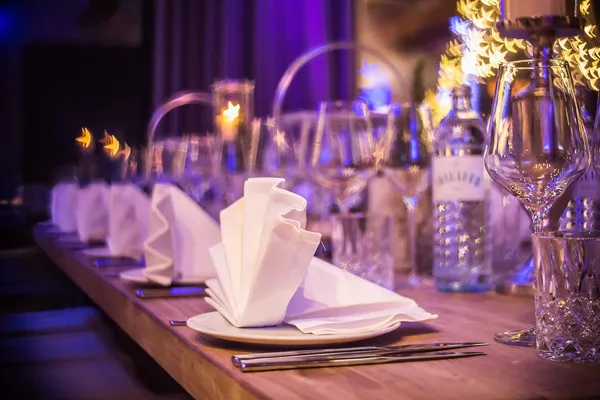 Tisch geschmückt für Weihnachtsessen