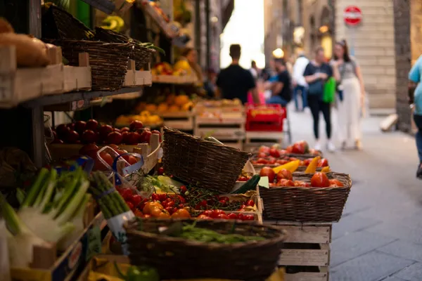 Marktstand mit Gemüse und Obst