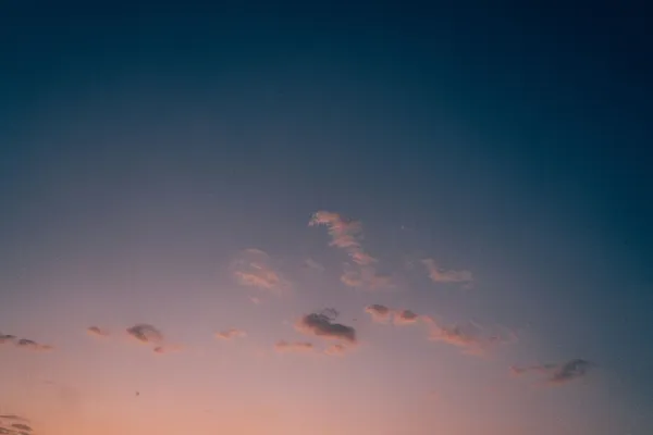 Himmel mit Wolken beim Sonnenuntergang