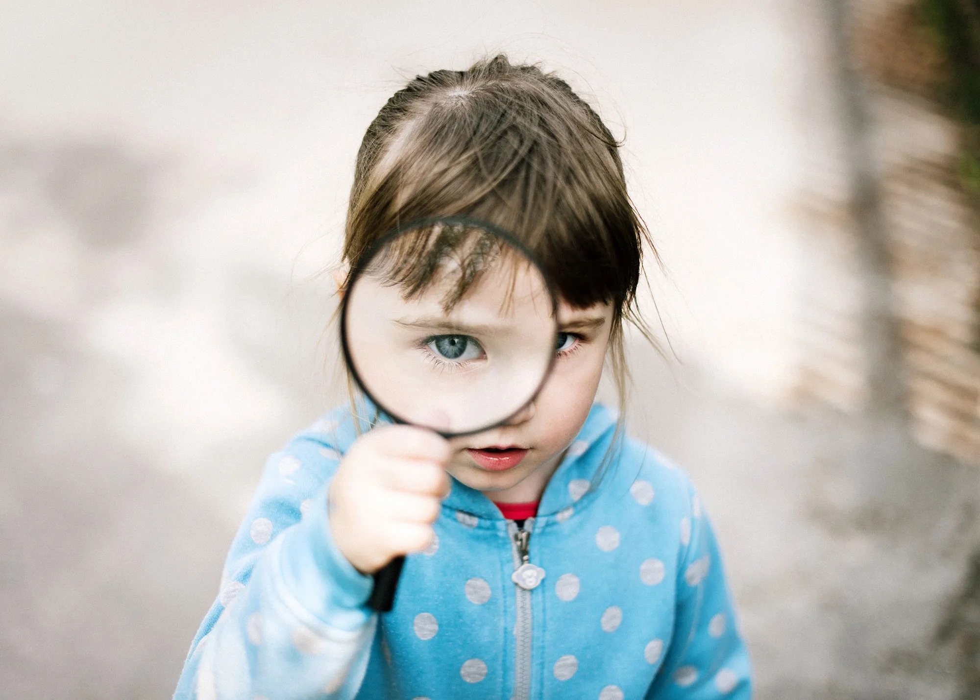 Quelle: unsplash.com/@kallyua Mädchen blickt mich durch eine Lupe an