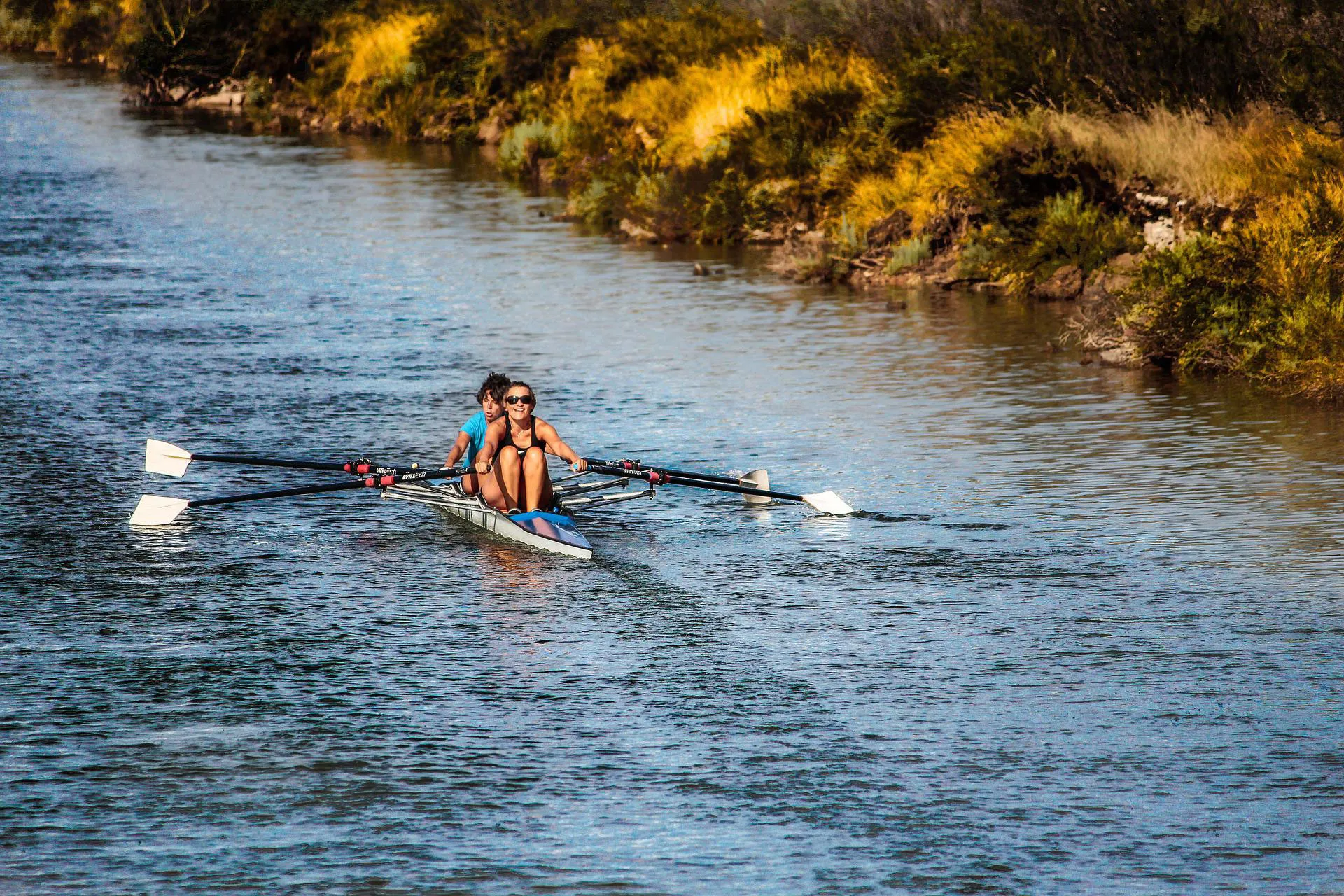 Zwei Menschen im Ruderboot auf einem Fluss