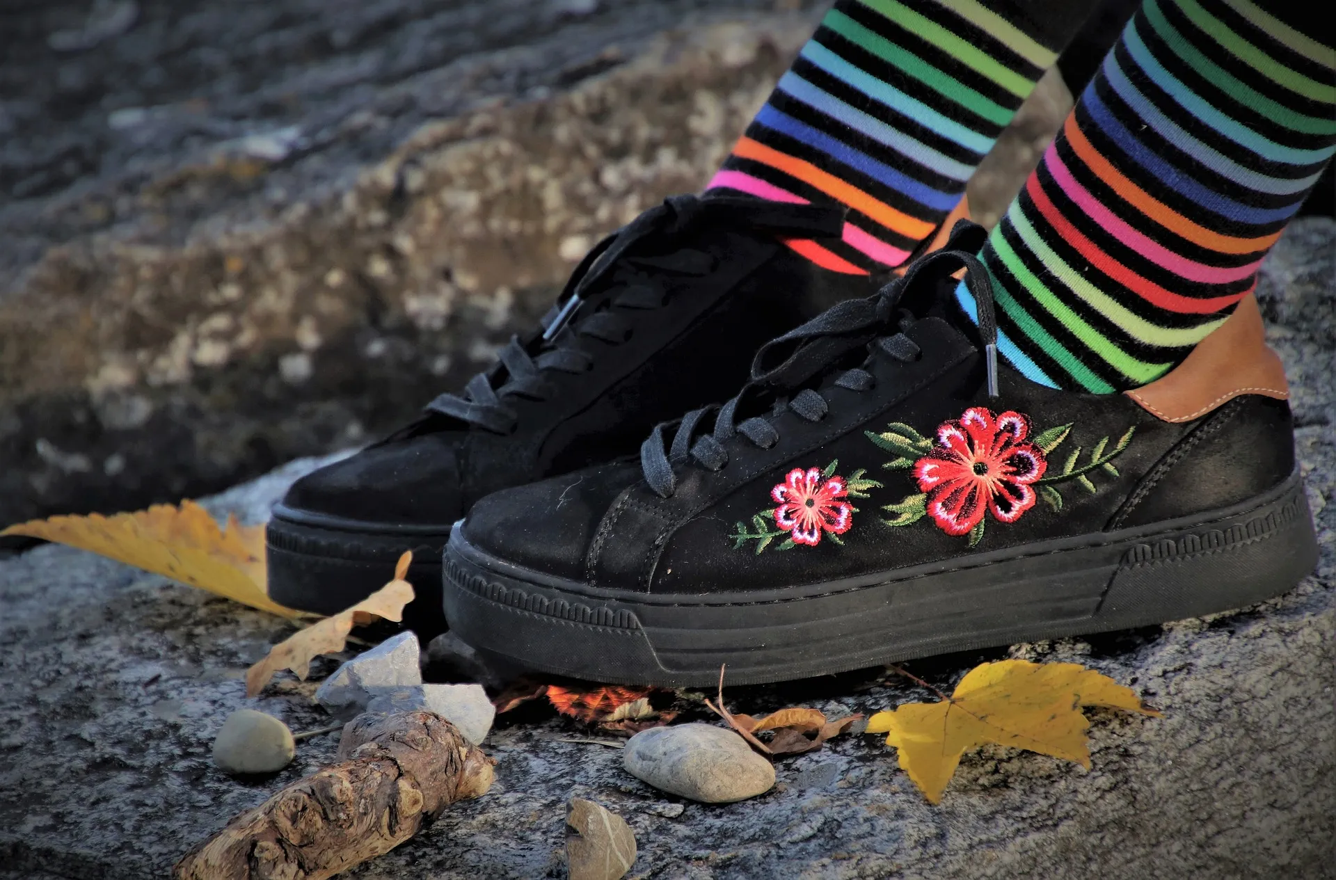 Schwarze Schuhe mit Blumen und Ringelsocken