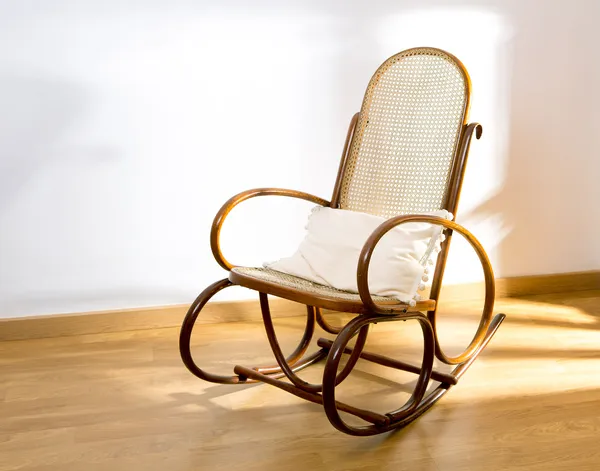 Retro-Schaukelstuhl mit geflochtener Sitzfläche