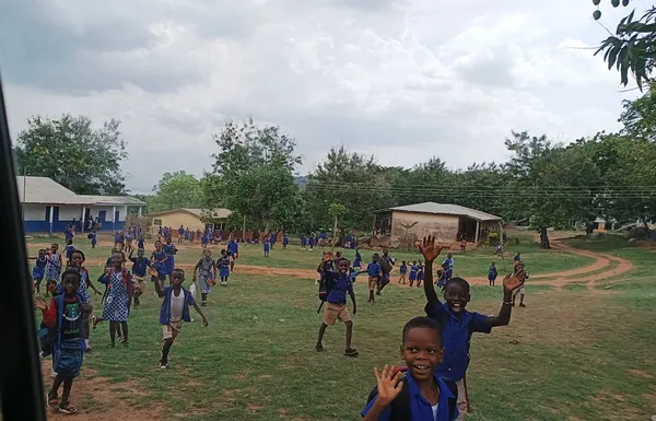 Begrüßung durch Schülerinnen und Schüler in Anum/Ghana