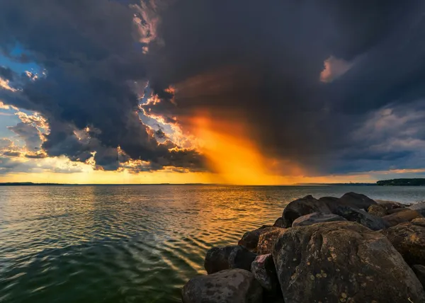 Blick aufs Meer, dunkle Wolken am Himmel