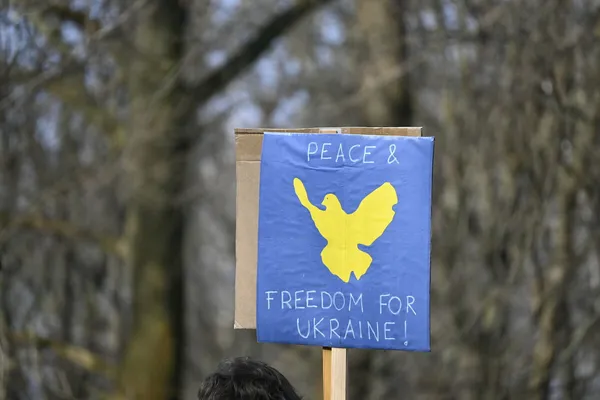 Blaues Plakat mit gleber Friedenstaube