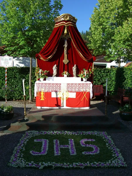 Altar im Freien mit Blumenteppich