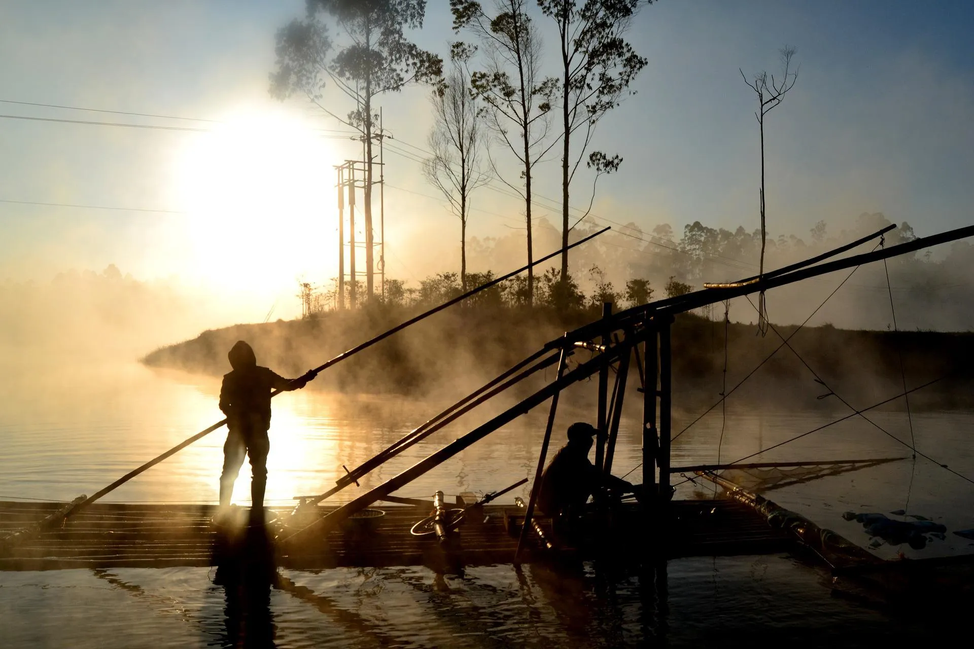 Zwei Männer auf einfachem Floß