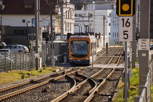 orange Straßenbahn, Schienen