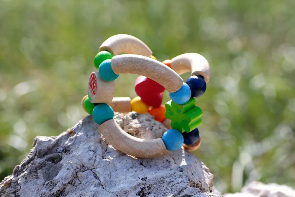 Babyrassel aus Holz