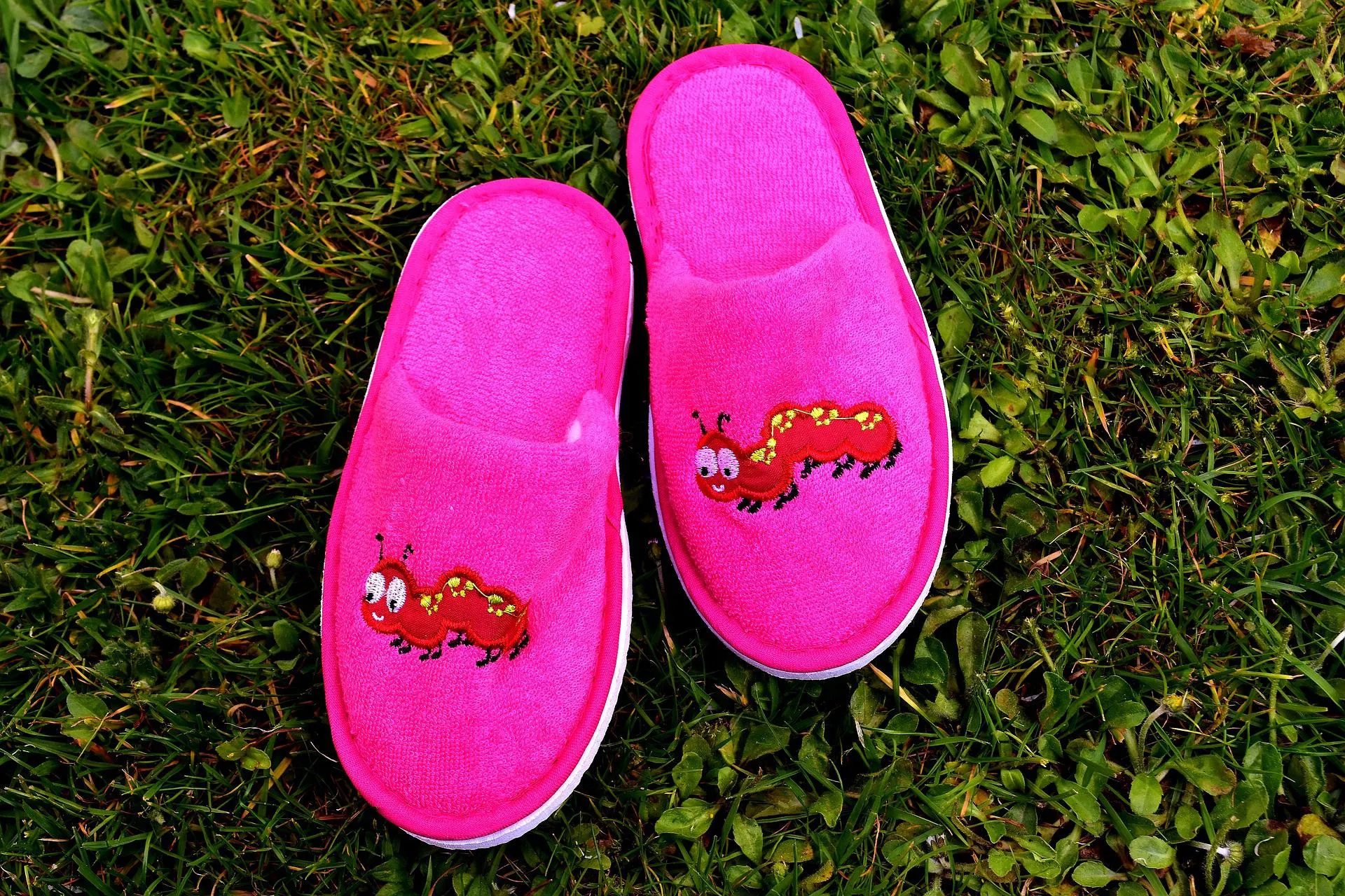 pinkfarbene plueschhausschuhe