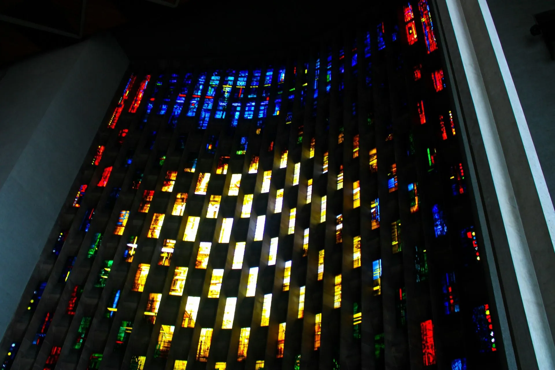 Fenster in der neuen Kathedrale von Coventry
