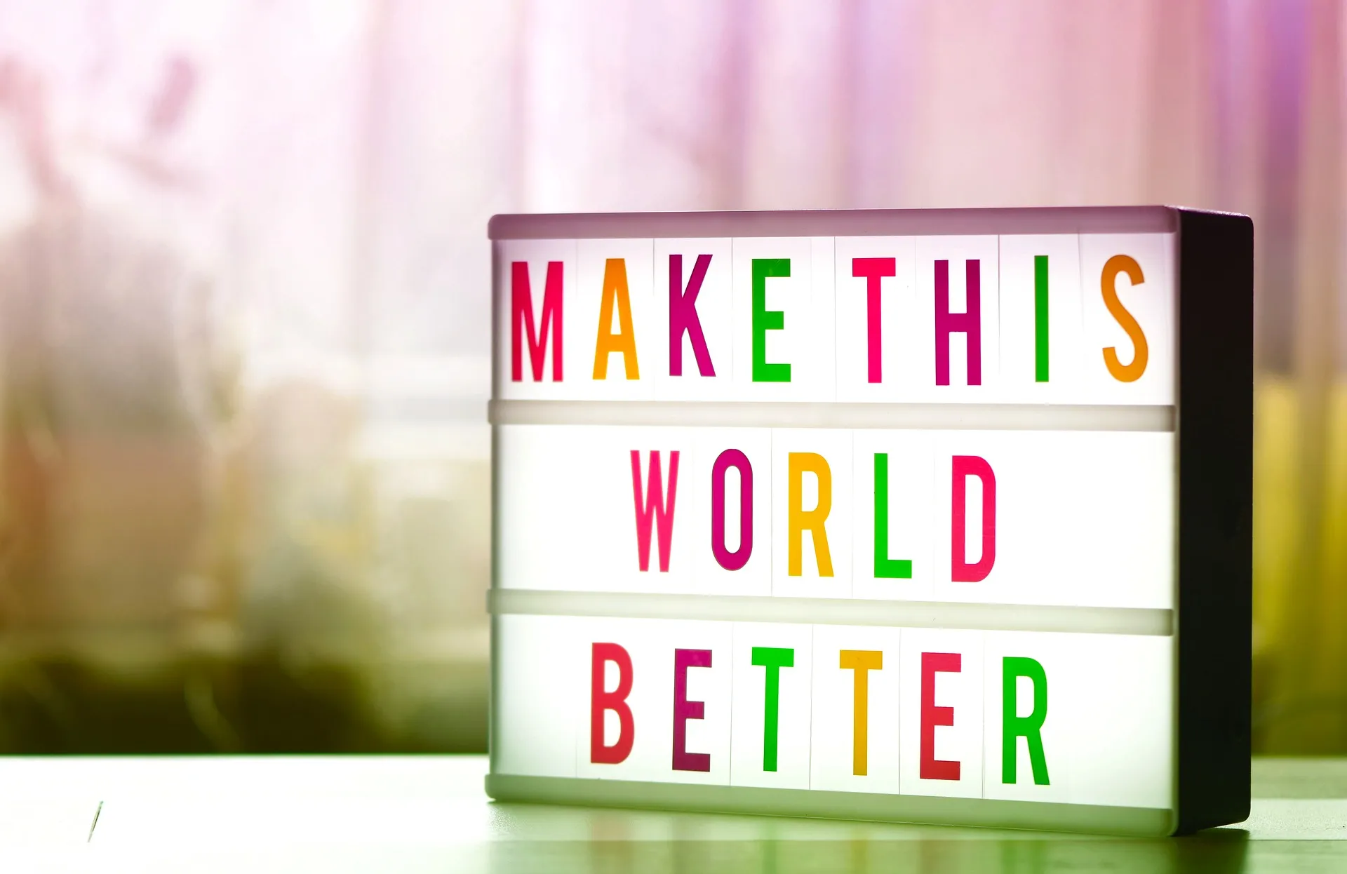 Tafel mit Schriftzug: Make this world better