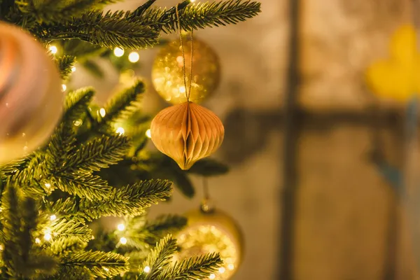 Nahaufnahme Weihnachtsbaum mit Kugeln