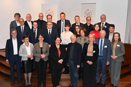 Die Unterzeichner:innen der neuen Bündnisvereinbarung im Literaturhaus Stuttgart gemeinsam mit Kultusministerin Theresa Schopper (vorne, vierte von links).