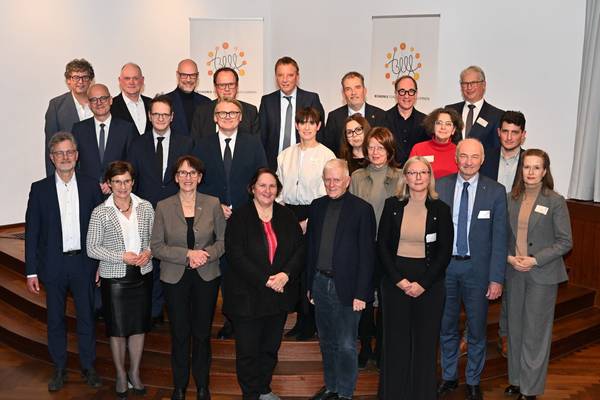 Die Unterzeichner:innen der neuen Bündnisvereinbarung im Literaturhaus Stuttgart gemeinsam mit Kultusministerin Theresa Schopper (vorne, vierte von links).