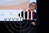 Heike Springhart entzündet in Pforzheim eine Kerze an der Chanukkia.