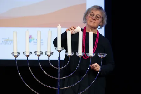 Heike Springhart entzündet in Pforzheim eine Kerze an der Chanukkia.