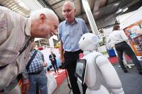 Seniorentag Mannheim_Senior mit Roboter