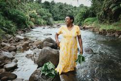 Luisa Curuki (35) Vorsitzende Womens‘ Club, wäscht Bele-Blaetter im Fluss hinter ihrem Haus. Der Partner von Brot fuer die Welt, FCOSS (Fiji Council of Social Services) unterstützt die Umsiedlung des Dorfes Cogea. Cogea wurde vom Zyklon "Yasa" Ende 2020 zerstört.