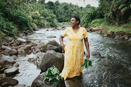 Luisa Curuki (35) Vorsitzende Womens‘ Club, wäscht Bele-Blaetter im Fluss hinter ihrem Haus. Der Partner von Brot fuer die Welt, FCOSS (Fiji Council of Social Services) unterstützt die Umsiedlung des Dorfes Cogea. Cogea wurde vom Zyklon "Yasa" Ende 2020 zerstört.