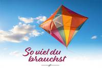 Gebastelter Drachen vor blauem Himmel