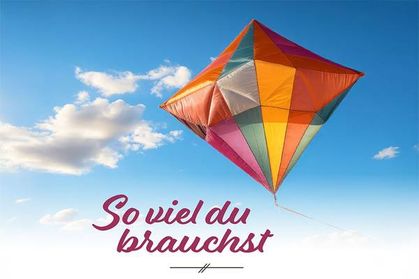 Gebastelter Drachen vor blauem Himmel