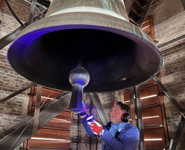 Michael Kaufmann beim Glockenprüfen