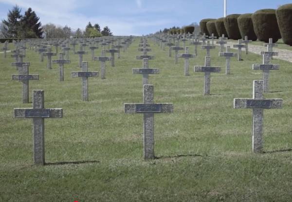 Kreuze auf einem Soldatenfriedhof