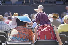Zwei Besucherinnen des Chorfestes schützen sich mit einer besonderen Kopfbedeckung vor der Hitze