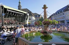 Uraufführung des Albert-Schweitzer-Oratoriums auf dem Marktplatz