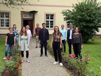 Landesbischöfin Heike Springhart mit acht angehenden Pfarrer*innen